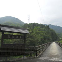 この橋を渡ったところにあります。