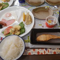 朝食も品数が多く、これに焼き立てクロワッサンやリンゴジュース