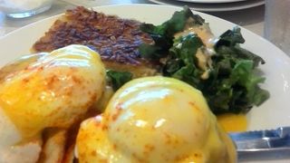 エッグベネディクトを食らう。