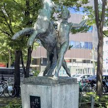 「牧童の像」台座には「乳と蜜の流れる郷に」と…