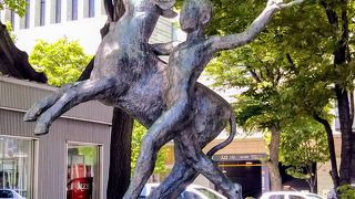 乳牛に感謝「牧童の像」