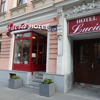 Hutteldorfer Str.に面したホテルの正面入り口