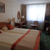 大きな窓で明るい部屋でした