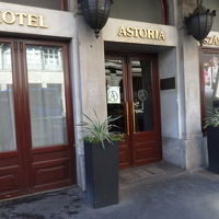 通りに面した、ホテルの入り口