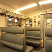 年季の入った列車だったが、ガラガラだったのでボックスシートを独占!