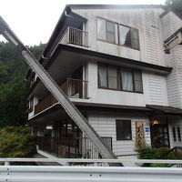 看板のあるところが入り口で１階の奥が駐車スペースになってます