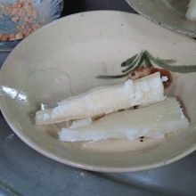 戦争時にベトナム兵が食べていた、キャッサバを試食できます。