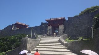 中央の泉が名前の由来