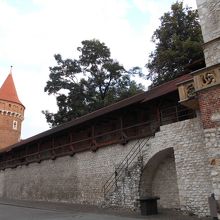 フロリアンスカ門の両サイドは城壁が続いています