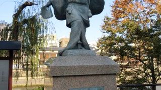 四条大橋の東詰めに