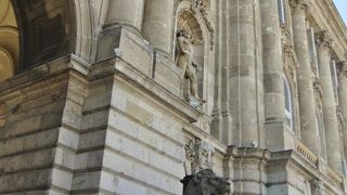 工事でライオン像の一部が隠れていました。