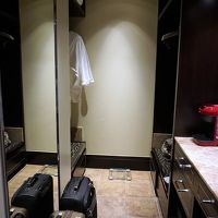 クローゼットとミニバーのコーナー。