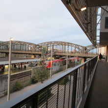 バスターミナル側から見た左がハッカーブリュック駅