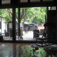 ロビーから中庭の眺め