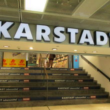 ミュンヘン中央駅出口から地下でカールシュタット入り口に