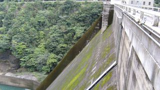 大杉峡谷に造られたスケールの大きなダム