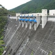 ダム湖の中に噴水が見えました