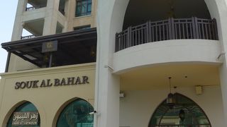 ドバイ・モール訪れたら少し雰囲気の違うこのスークに橋を渡って訪れてみてください!!