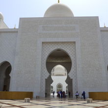 モスク正面からの建物景色