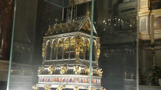 大聖堂の右側奥に安置