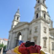 バラの形に盛り付けてくれるアイスクリーム！味もおいしい！