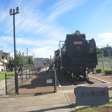 御殿場駅富士山口を出てすぐの場所にD52が静態保存されている