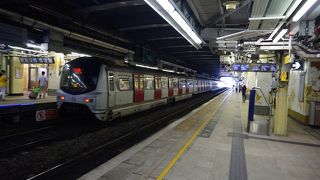 国際列車の後は激しい混雑