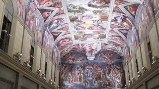システィーナ礼拝堂の壁画が出迎えてくれます