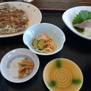 市場でリーズナブルに魚定食