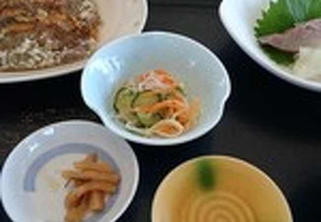 市場でリーズナブルに魚定食