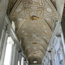 アトリウム　左がサンピエトロ広場　右が5つの扉