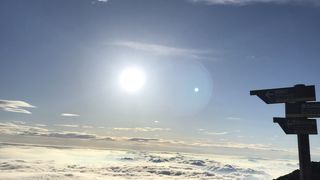 外国人の身軽な登山スタイルを真似しないように