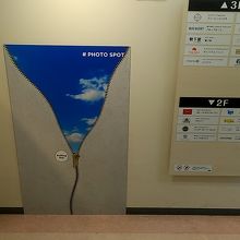 階段の途中にひっそりとフォトスポットが設けられていました