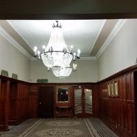 廊下とシャンデリア