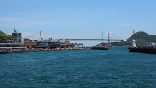 本州の下関市と九州の北九州市を隔てる海峡