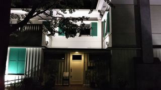 山手本通りに面して建っています