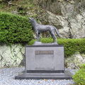 日本オオカミの像
