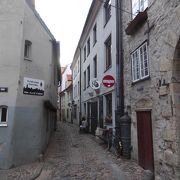 城壁内側の古風な小路、トゥルァクシュニュ通り