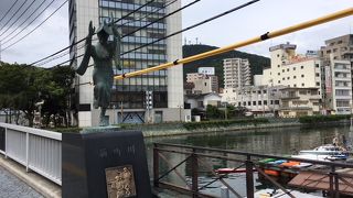 橋の欄干には阿波踊り像