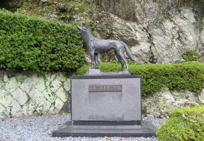 日本オオカミの像