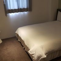 ダブルルームのベッド