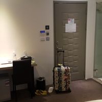 ダブルルームのベッド入り口。カードキー式になってます。