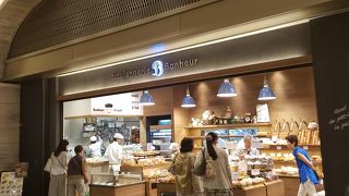 ミッドタウン日比谷地階の大きなパン屋
