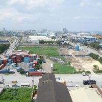 部屋からマクタン側の眺めです。右がマクタンからの道。