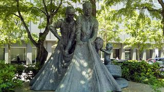 開拓と漁民を讃え半世紀「漁民之像」