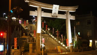 野球ボールが挟まっている鳥居は見もの