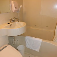 深めのバスタブ。ウォシュレットの水圧は低すぎ（笑）