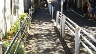 急な坂に真夏はヘトヘト