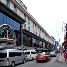 土産物コーナーに近い側の入口、ずっと先までセンターです