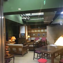 冬はスキーやスノボーを楽しんだ人が団らんできるスペース